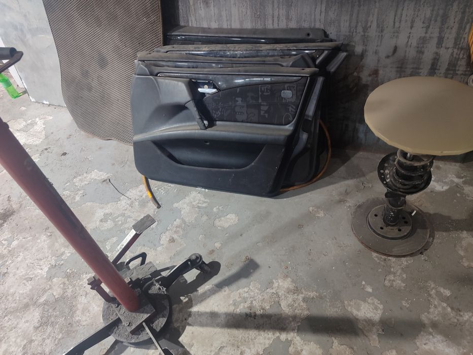 Продам дверные карты Мерседес 210