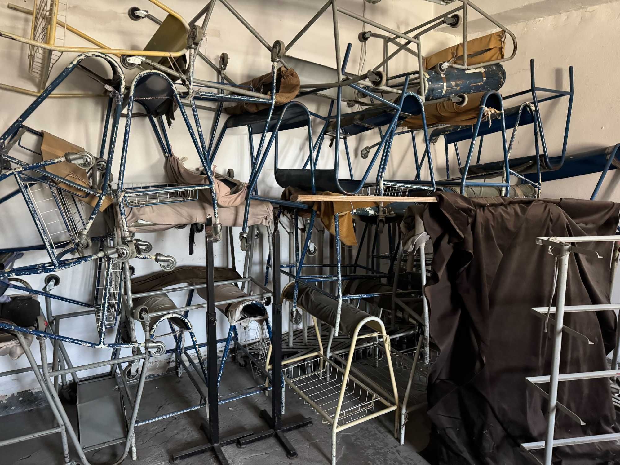 diferite standere si cauricioare pentru haine textile capra