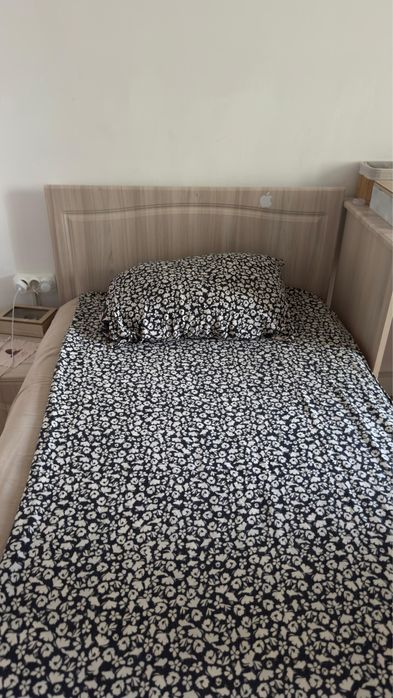 vând pat cu saltea inclusă și birou pentru 2 copii