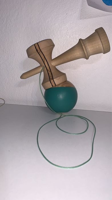 O kendama aproape noua
