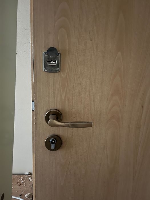 Входна врата дървена с метална каса