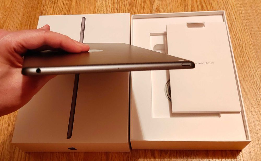 iPad 9 64GB Space Gray, WiFi, model A2602 + husa silicon + casti Apple