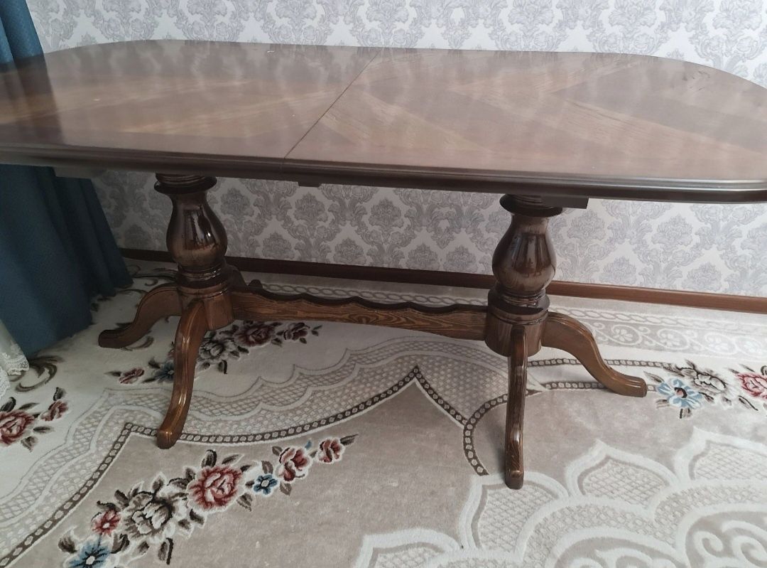 Гостинный стол со стулями
