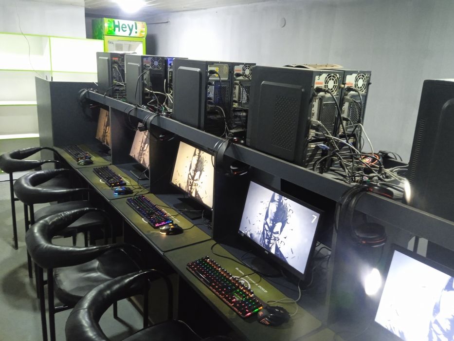 11 компьютеров вместе с мебелью и со стульями в рабочем состоянии клуб