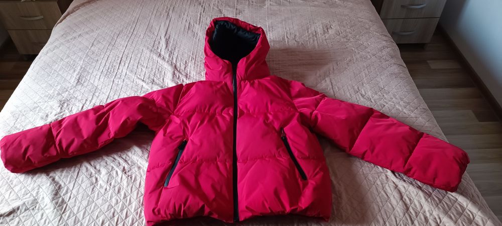 Vând geaca nouă culoarea roșie