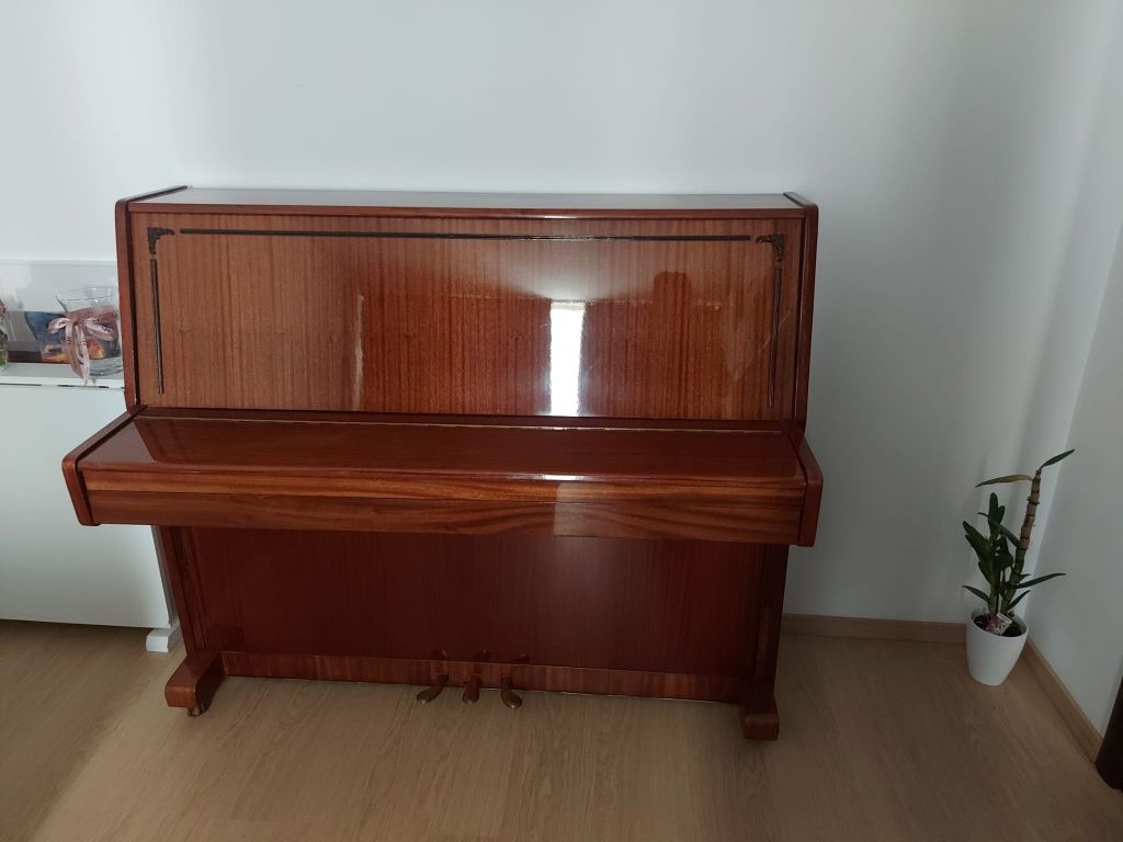Vand pianina, culoare maro-lucios!