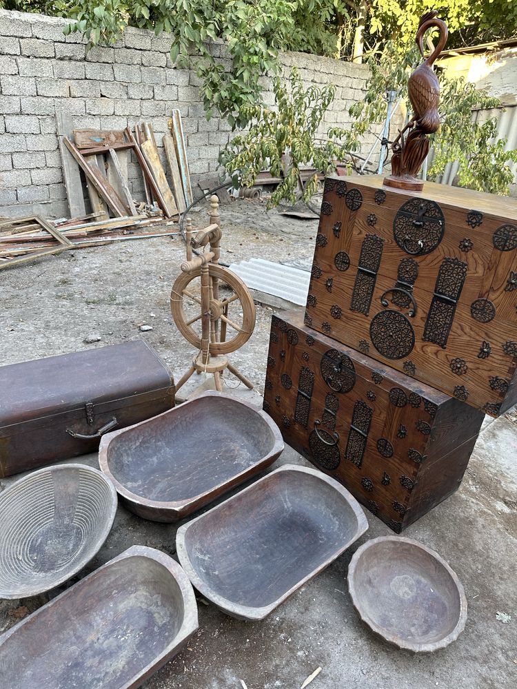 Продается Старинный сундук, посуда и статуя аиста известного автора