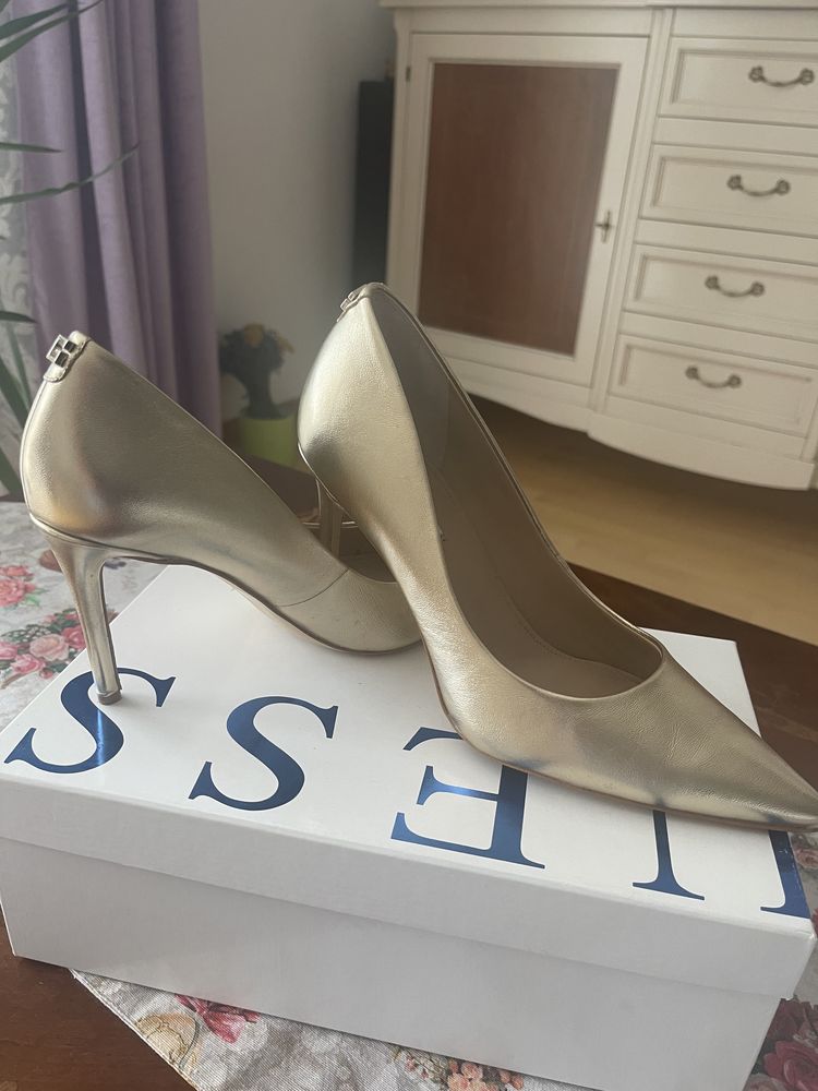 Pantofi stiletto Guess