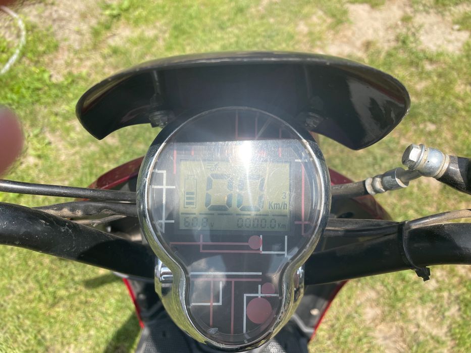 Scuter electric culoare roșie