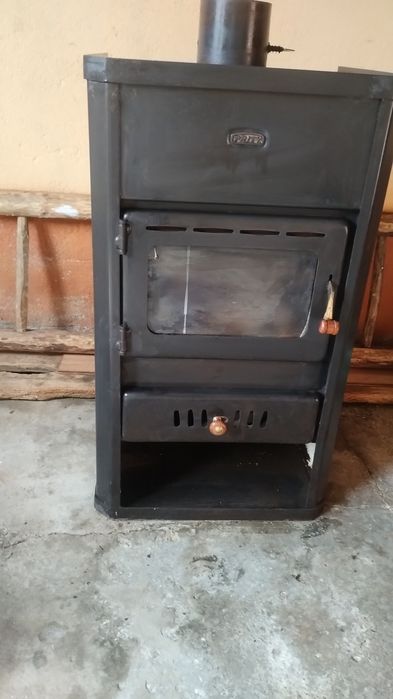 Vând termosemineu pe lemne cu pompa