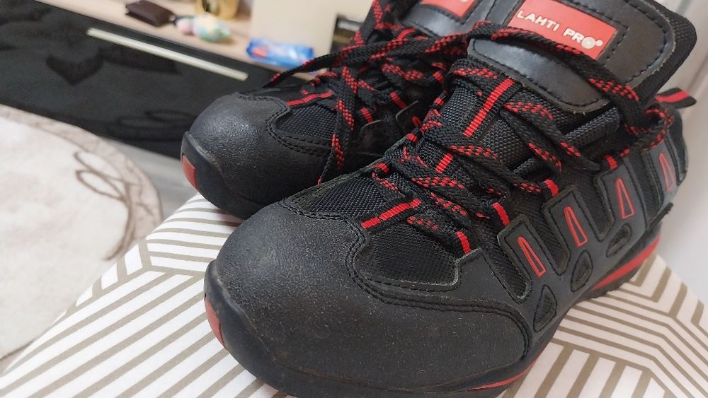 Vand bocanci nr 42 cu protectie  de fier in varf!!