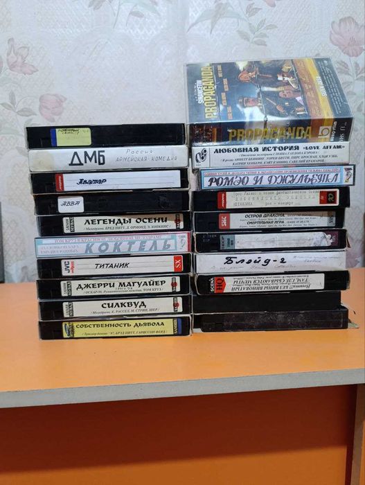 Видеокассеты с фильмами..CD с фильмами и сериалами.