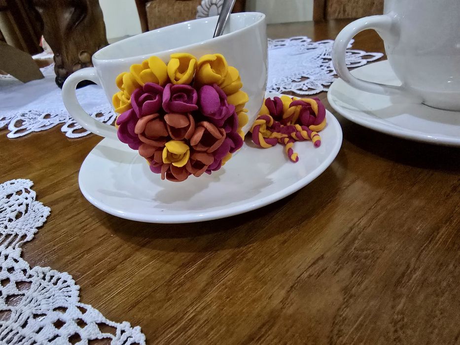 Vând cană decorată cu flori din lut polimeric