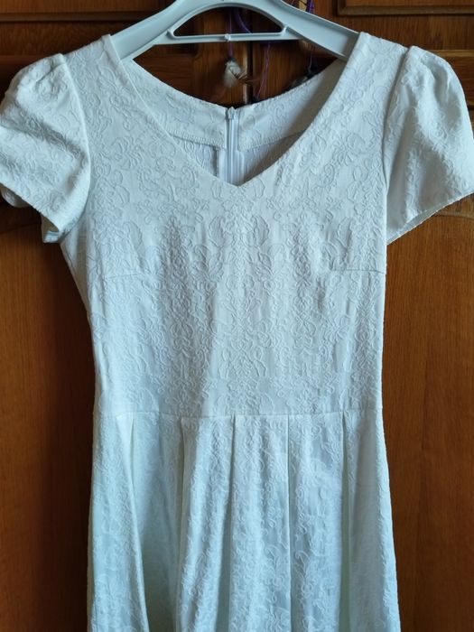 Rochiță albă în stare perfectă