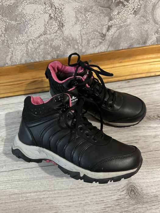 Продам женские зимние кроссовки