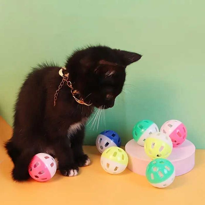 Игрушки для кошек: набор мячиков с колокольчиками, 5 штук.
