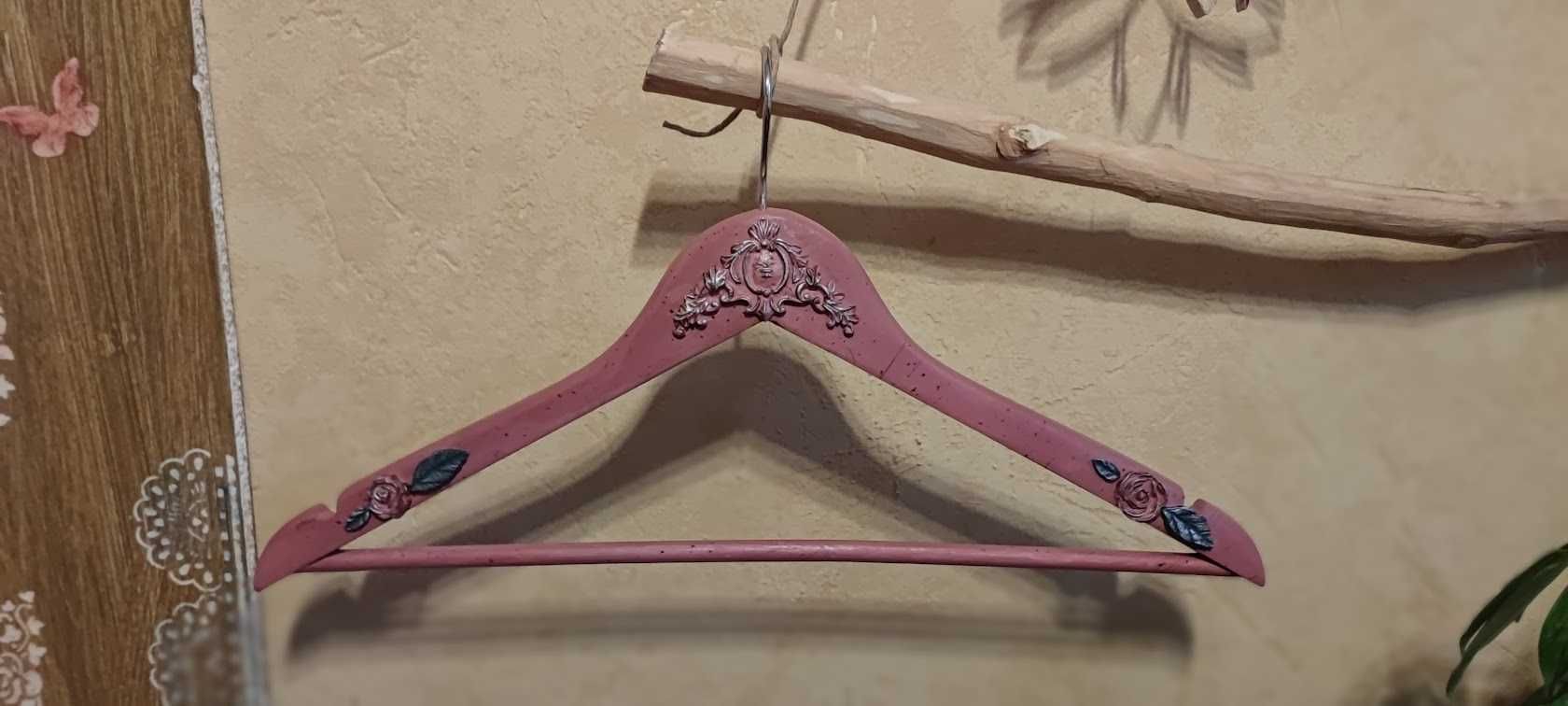 Винтидж декорирана закачалка за дрехи