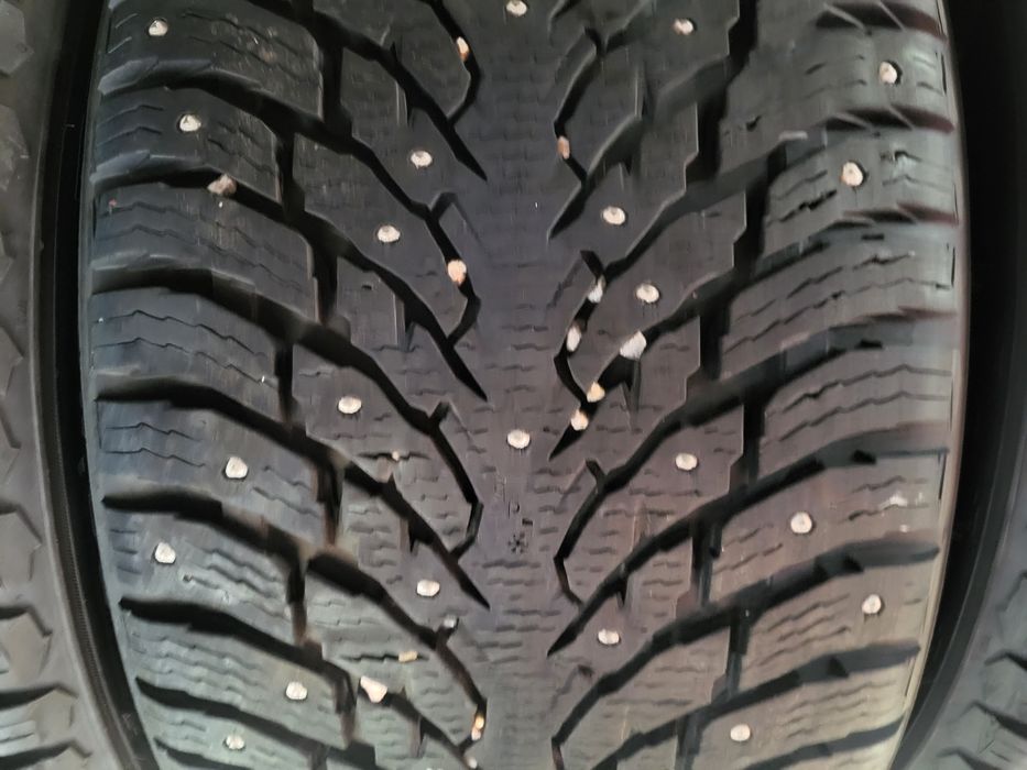 4бр 275/45/20 и 305/40/20 нокиан много запазени малко карани като нови