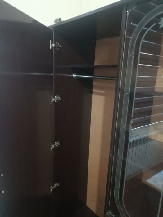 Shkaf, parta va jalyuzi barchasi arzongina sotiladi.