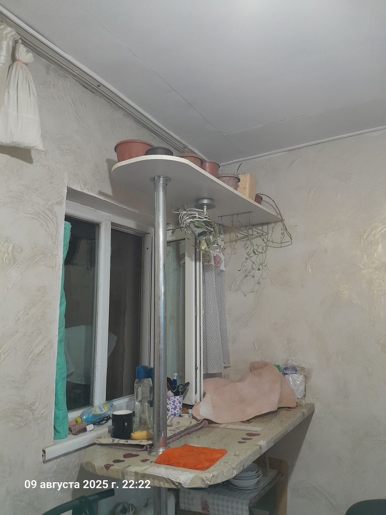 Продаётся барный столик с двумя стульями