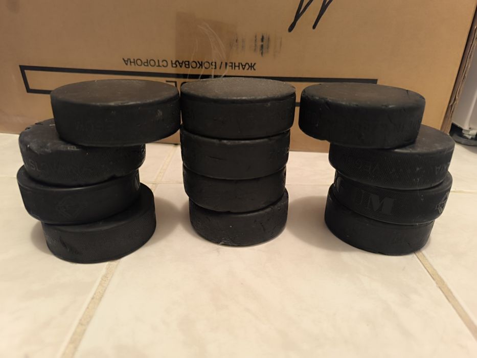 Шайбы хоккейные продам