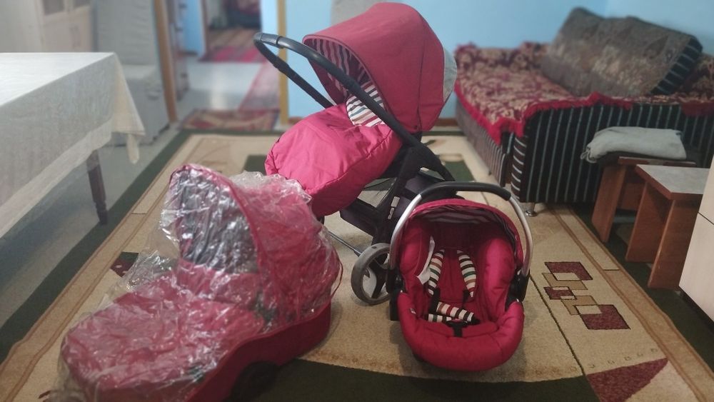 Коляска 3 в 1
Цвет серый как на первом фото. 
Состояние от