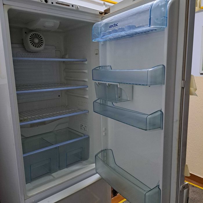 Combina frigorifica Arctic.