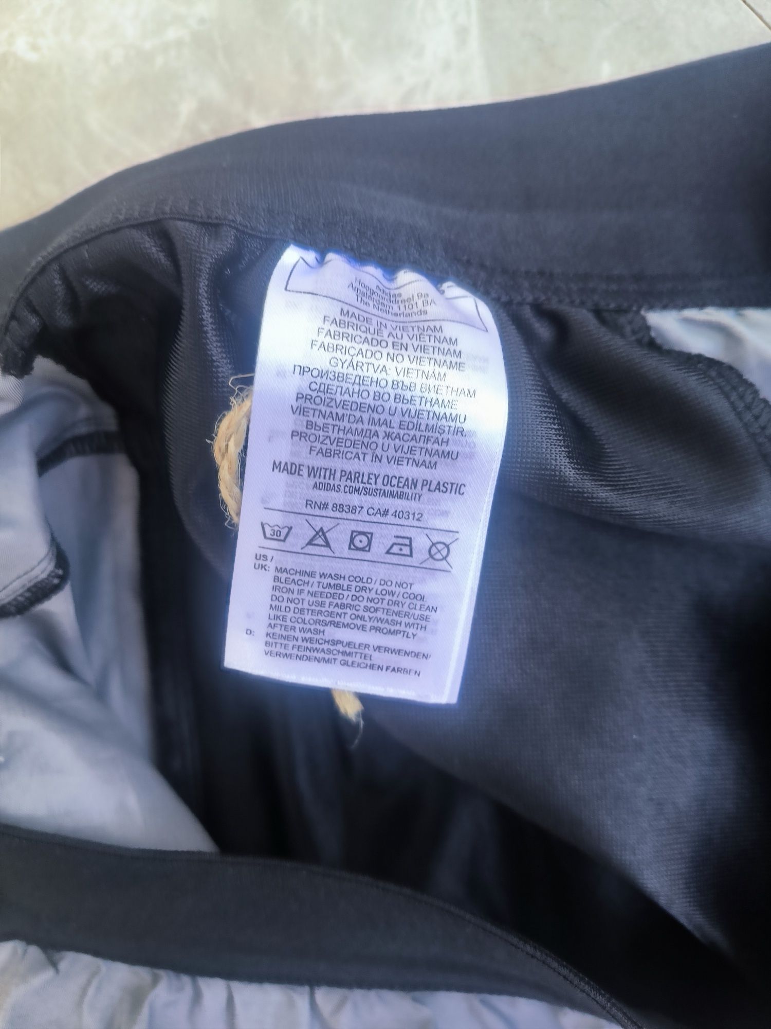 Adidas къси панталони S размер