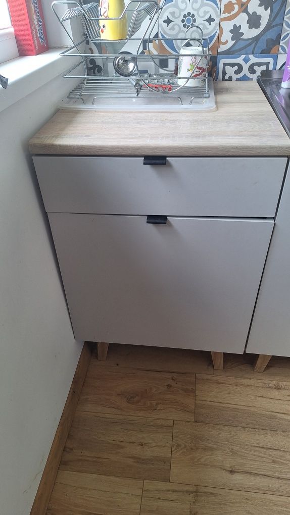 Продавам кухненски шкафове