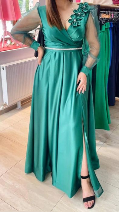 Vand rochie ,purtata o singura data  marimea 40-44