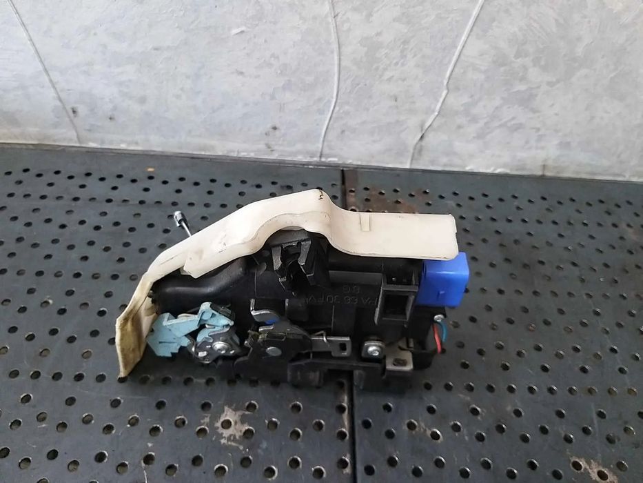 Broasca usa stanga fata vw golf 5 1k