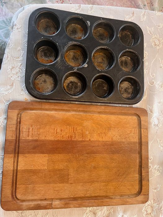 Подарявам домакинска дървена дъска и форма за мъфини