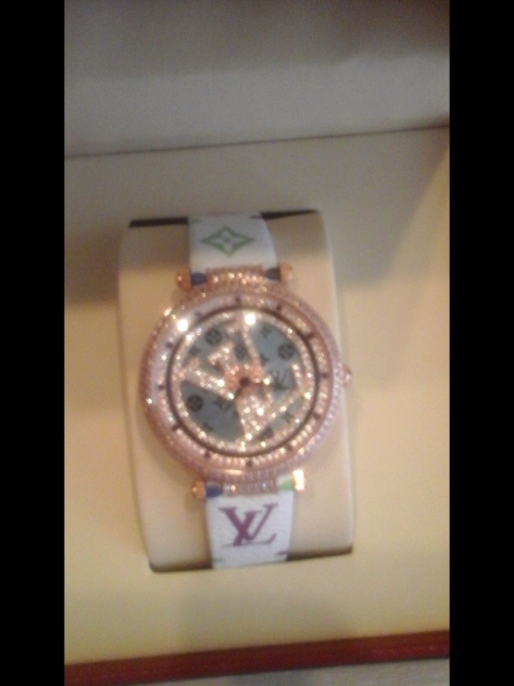 Новые шикарные часы Louis Vuitton из Италии