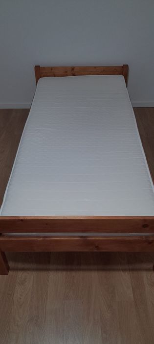 Vând două paturi cu saltele 90/200
