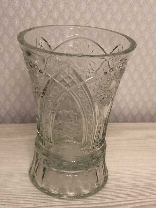 Стеклянная декоративная ваза