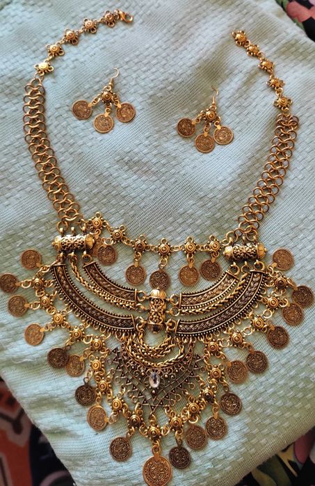 Красиво, богато украсено етно колие с обеци.