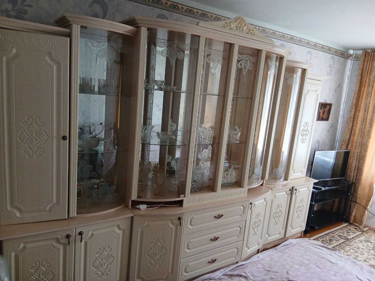Сервант на всю стенку