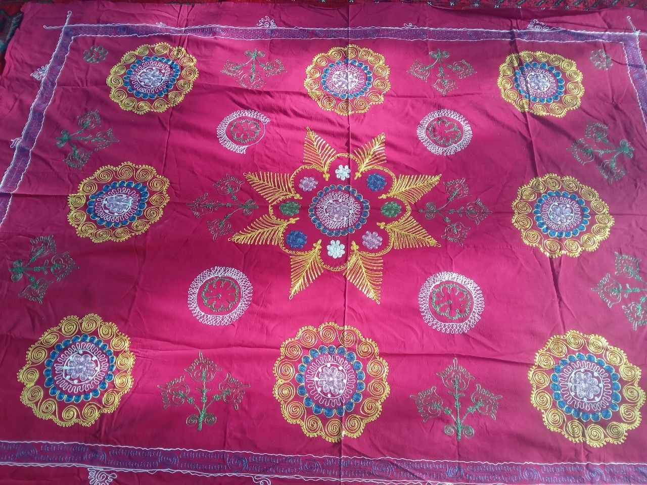 1965 yil jun gilam qolda toqilgan. Palak ham sotiladi