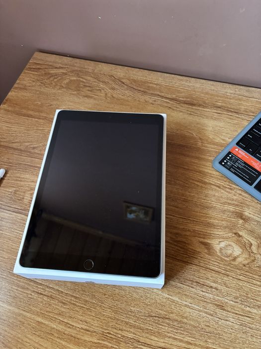 ПОДАРЪК клавиатура, калъф и Apple Pencil! iPad 9 (2021) 10,9“ Wi-Fi
