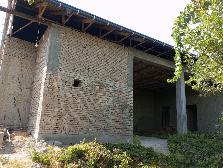 Янгиравот 163уй 12 сотих 4хона Уй хаммом,падвал,хожатхона 60та дарахт