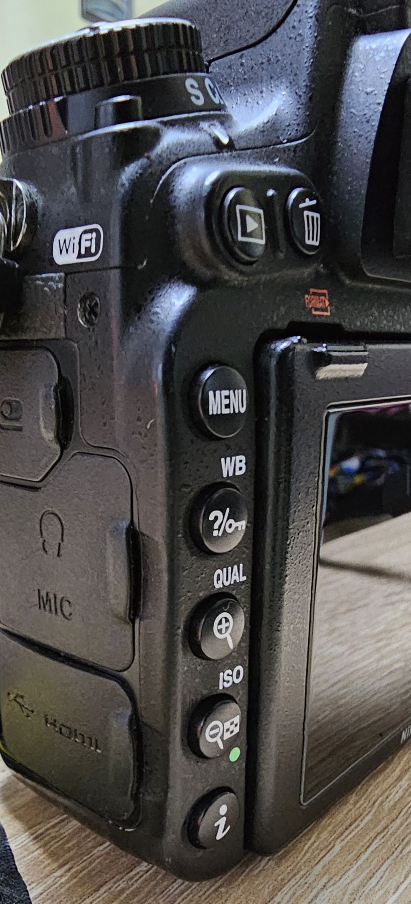 Camera foto DSLR Nikon D750 cu obiectiv Nikkor 50mm F1:1.8D si grip MB