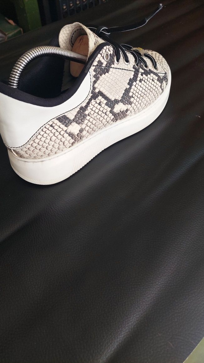 Adidasi sneakers