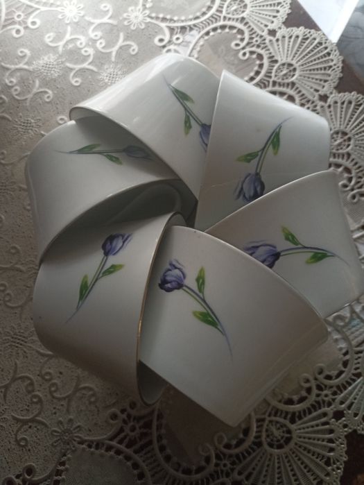 Продам сервиз  чайный ,и сервиз из трёх предметов