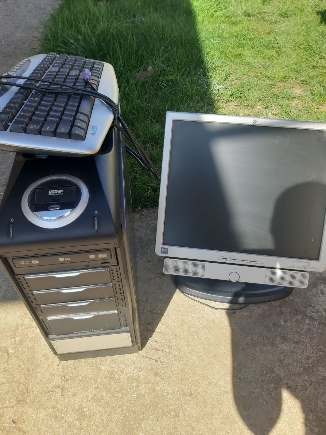 Calculator- monitor, unitate și tastatură