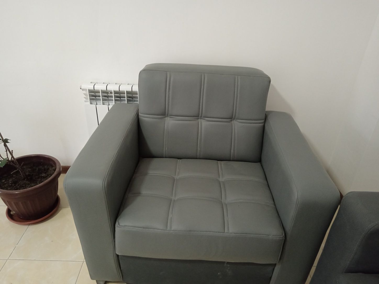 Ofis va magazin uchun divan sotiladi