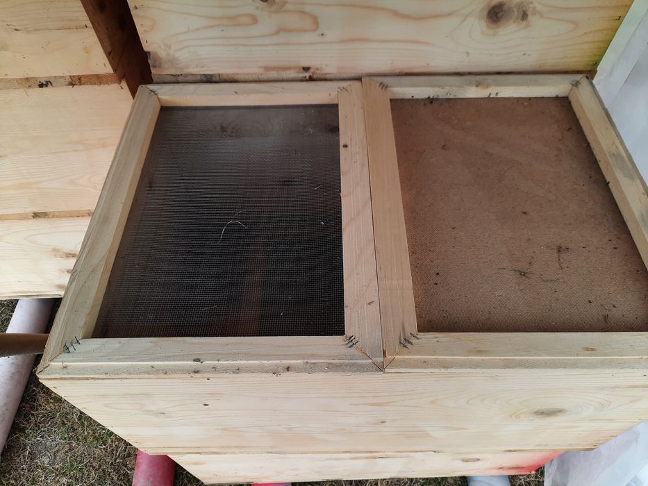 Vând cuti stupi 18 rame