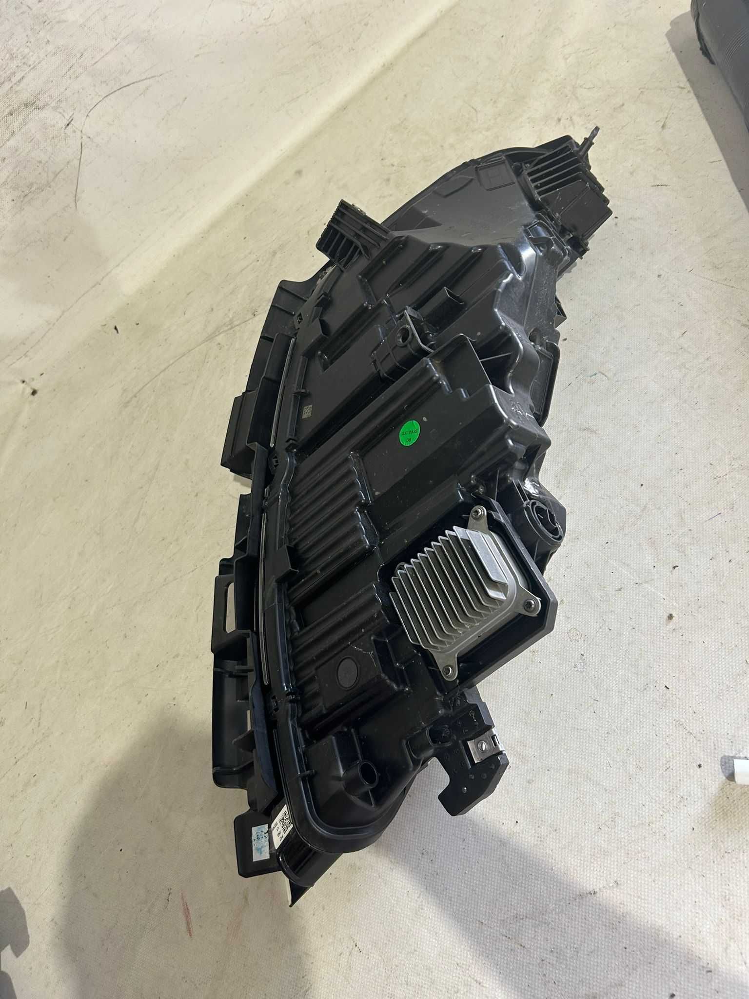 Far stanga  Tesla Model 3 an 2024 - 2025 COMPLET cod oe 1760888-00-F