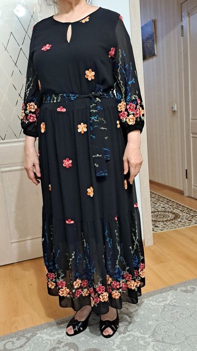 Платье на выход. 50 размер. Лёгкое, длинное с выбитыми цветами.