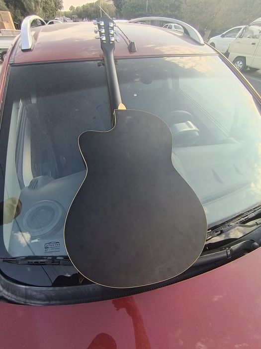 Gitara sotiladi xali yangi aybi yuq giloflariyam bor