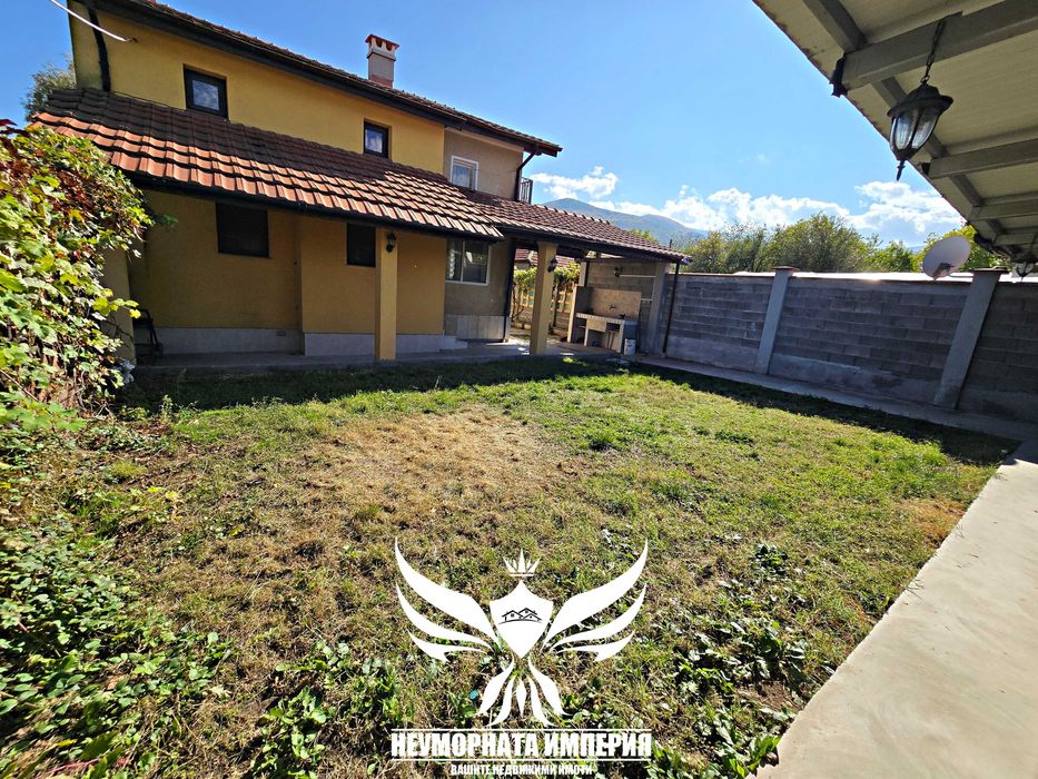 Под наем двуетажна къща с постройки 210РЗП с 1101кв. двор с.Тополово